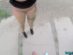 Enthousiasteling, Grote mammen, Pijpbeurt, Auto, Sperma shot, Hondjeshouding, Sperma in gezicht, Openbaar