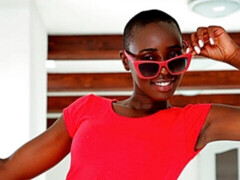 Noire, Sucer une bite, Robe, Noir ébène, Poilue, Interracial, Embrassement, Cheveux courts