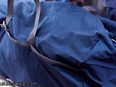 Grosse bite, Gros seins, Britannique, Brunette brune, En levrette, Massage, Réalité, Nénés