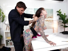 Grosse titten, Vollbusig, Brille, Absätze, Milf, Mutti, Büro, Tätowierung