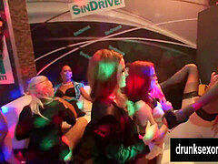 В клубе, Лесбиянка, Лизание, На публике