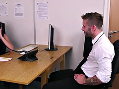 Tussi, Cfnm, Europäisch, Weibliche domination, Handjob, Büro, Ablutschen