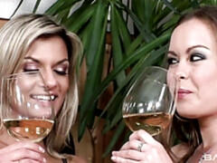 Grosser arsch, Fingern, Küssen, Lesbisch, Muschi, Rasiert, Strümpfe, Titten