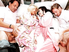 Gros cul, Grosse bite, Sucer une bite, Le plan cul à quatre, Groupe, Maigrichonne, Adolescente, Nénés