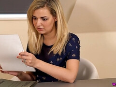 Grote mammen, Blond, Brits, Rondborstig, Vies praten, Natuurlijke tieten, Tieten likken