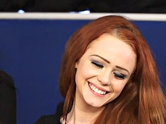 Sucer une bite, Homme nu et filles habillées, Femme dominatrice, Le plan cul à quatre, Groupe, Branlette thaïlandaise, Masturbation, Suçant