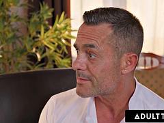 Tussi, Kinderhüterin, Grosser schwanz, Blondine, Blasen, Spermaladung, Reif, Titten