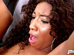 Braunhaarige, Schwarz, Küssen, Lecken, Masturbation, Kurzes haar, Entkleiden, Titten