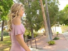 En gros plan de très près, Extrême, Lingerie, Masturbation, Public, Solo, Jarretelles, Jouets