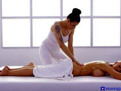 Большие сиськи, Блондинки, Поцелуи, Лесбиянка, Лизание, Масло, Киски, Тату