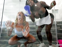 Salle de bains, Blonde, Brunette brune, Noir ébène, Lesbienne, Domestique, Orgasme, Gicler