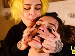 Amateur, Sadomasoquismo, Bizarro, Fetiche, Lesbiana, Ducha, Esclavo, Trio