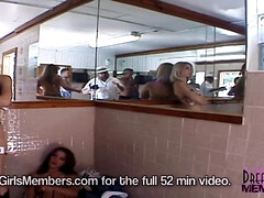 Enthousiasteling, Grote mammen, Rondborstig, Lesbisch, Naakt, Natuurlijke tieten, Openbaar, Tieten likken