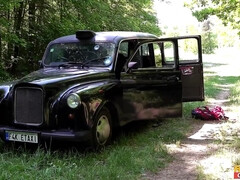 Минет, Британки, Брюнетки, Грудастые, В машине, Пальцем, Киски, Втроем