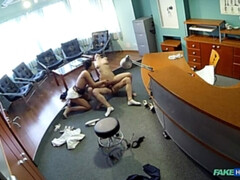 En levrette, 2 femmes 1 homme, Branlette thaïlandaise, Léchez, Bureau, Pov, Chatte, Plan cul à trois