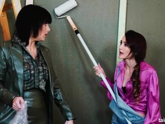 Сперма во рту, Дилдо, Дыра в стене, Джинсы, Мастурбация, Натуральные, Тощие, Сиськи