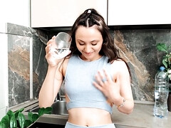 18 jahre, Braunhaarige, Nahaufnahme, Küche, Masturbation, Orgasmus, Russisch, Titten