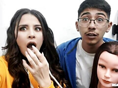 Grosse bite, Gros seins, Sucer une bite, En levrette, Maigrichonne, Adolescente, Plan cul à trois, Toilettes