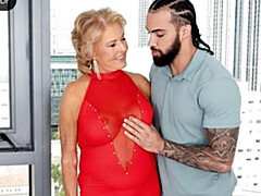 Gros cul, Grosse bite, Gros seins, Blonde, Sucer une bite, En levrette, Interracial, Mature