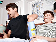 18 jaar, Anaal, Kont, Pijpbeurt, Handbeurt, Klein, Mager, Tatoeage