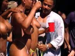 Gros seins, Sucer une bite, Brunette brune, Noir ébène, Hard, De plein air, Fête, Public