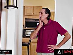 Kinderoppas, Grote lul, Grote mammen, Handbeurt, Hardcore, Realiteit, Slet, Tieten likken