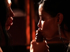 Grote mammen, Sperma shot, Vingeren, Hd, Latijnse vrouw, Natuurlijke tieten, Trio, Tieten likken