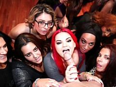 Homme nu et filles habillées, Hd, Fille latino, Mère que j'aimerais baiser, Orgie, Fête, Rousse roux, Adolescente