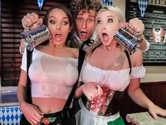 Blond, Pijpbeurt, 1 man 2 vrouwen, Vingeren, Masturbatie, Trio, Tieten likken, Nat