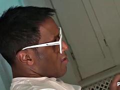 Tussi, Grosser schwanz, Grosse titten, Blasen, Britisch, Hardcore, Ablutschen, Titten