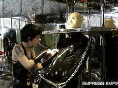 Braunhaarige, Gehörnter ehemann, Weibliche domination, Lesbisch, Herrin, Gummi, Sklave, Strapon