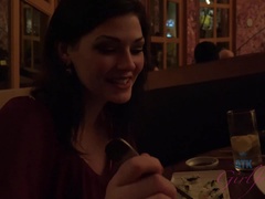 Braunhaarige, Freundin, Masturbation, Höschen, Öffentlich, Rasiert, Abendanzug, Titten