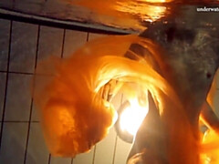 Tussi, Blondine, Frau, Natürlichen titten, Pool, Öffentlich, Solo, Jungendliche (18+)