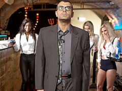 Grosser arsch, Grosse titten, Fingern, Küssen, Lesbisch, Rasiert, Dürr, Entkleiden