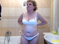 An old ladt Helene knows how to give a passionate blowjob