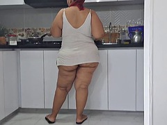 I masturbate watching my stepmoms big ass in the kitchen