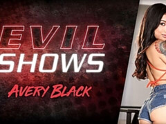 お尻, 指いじり, 目瞪口呆, 手コキする, 剃毛, 一人, ストリッピング, タトゥー