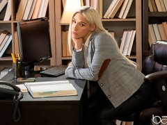 お尻, ブロンド, フェラチオ, バック, 指いじり, 手コキする, オッパイの