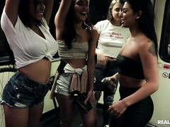 Cuarto de baño, Dormitorio, Lamidas, Tetas naturales, Perforación, Calcetines, Trio, Tetas