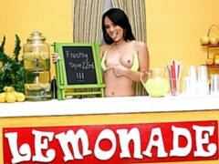 Anal, Cul, Brunette brune, Doigter, Embrassement, Lesbienne, Masturbation, Public