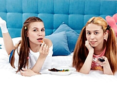 18, デカパイ, ディルド, レズビアン, 下着, 剃毛, ストリッピング, オッパイの