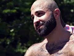 Verga grande, Negro, Ébano, Gay, Peludo, Interracial, Al aire libre, Tatuaje