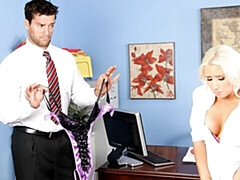 Grosser arsch, Grosser schwanz, Blondine, Blasen, Hundestellung, Milf, Büro, Titten