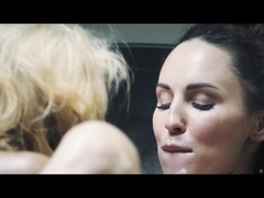 Bikini, Brunette brune, Doigter, Français, Lesbienne, Mamelons, Orgasme, Suçant