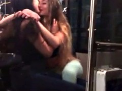Dos nenas besandose en el viaje de egresados
