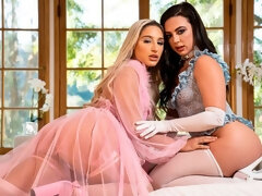 Cul, Lécher le cul, Blonde, En levrette, Embrassement, Lesbienne, Jarretelles, Dénudage