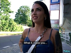 Leie, Grosser schwanz, Kleid, Milf, Natürlichen titten, Im freien, Öffentlich, Tätowierung