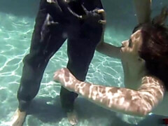 Enthousiasteling, Grote lul, Grote mammen, Pijpbeurt, Latijnse vrouw, Mager, Tiener, Onderwater