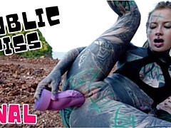 Leie, Masturbation, Orgasmus, Piercing, Pissen, Dürr, Solo, Tätowierung