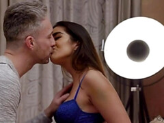 Asiatique, Chambre à dormir, Sucer une bite, Brunette brune, Tir de sperme, Jeans, Léchez, Seins naturels